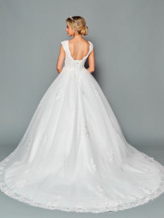 Exquisite Scalloped V-Neckline Chapel Train Wedding Dress